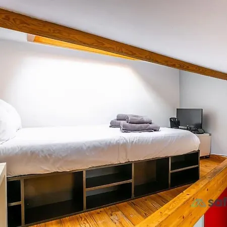 Tiny Little In The Centre Daire